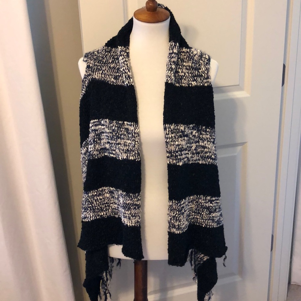 Black and grey sweater vest M